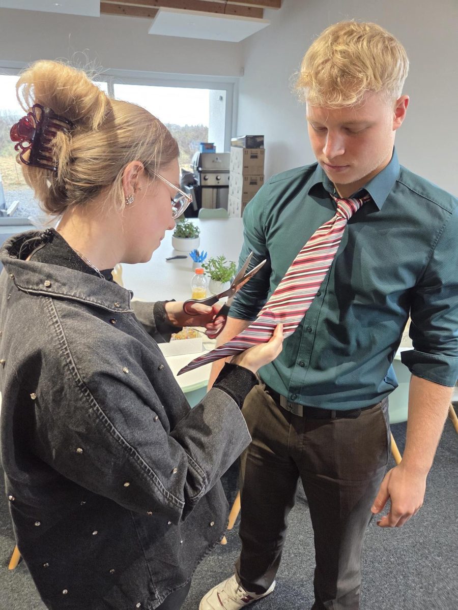 Krawatten-Freisprechung nach bestandener Ausbildung bei NSR
