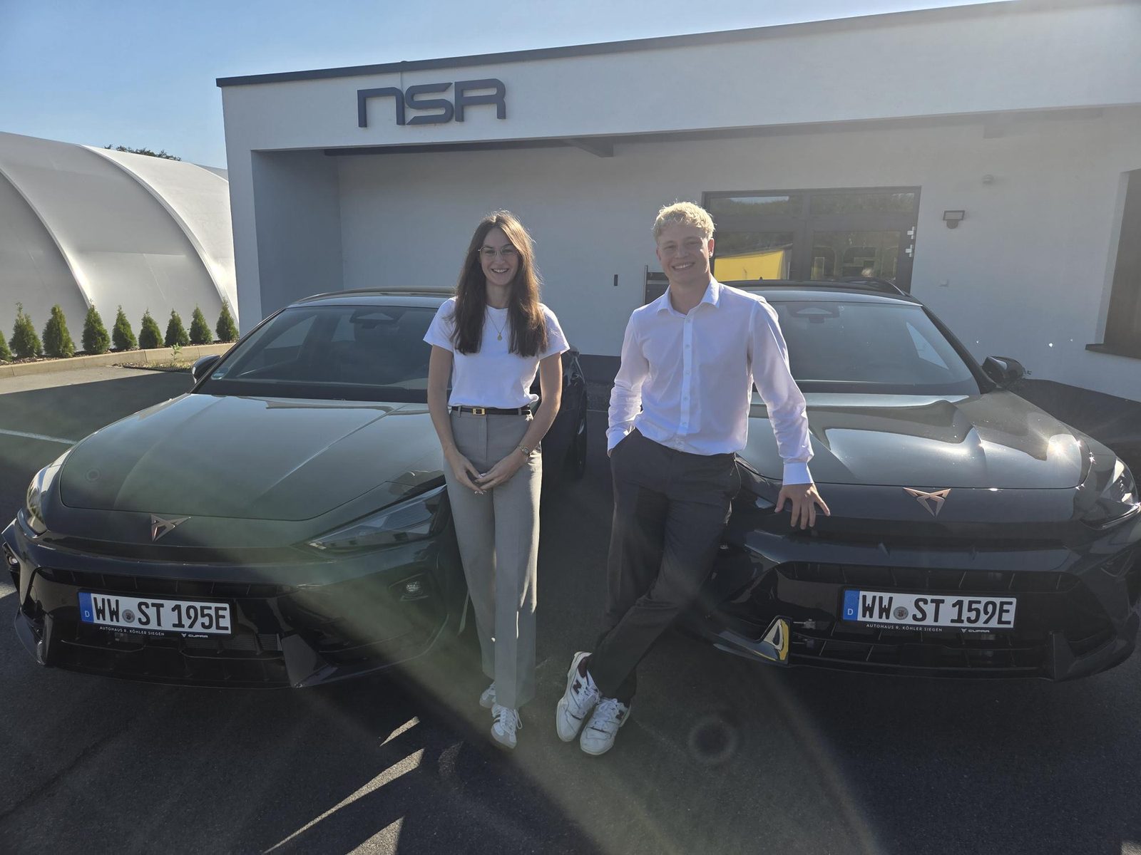 Mitarbeiterinnen vor der NSR-Kanzlei